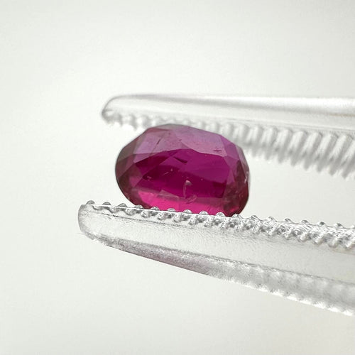 Rubis de Siam - Pierre ovale naturelle 0,68 ct sans chauffe 58 Facettes