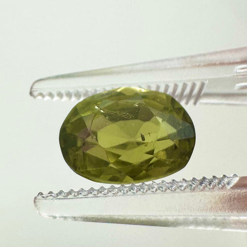 Saphir vert de Ceylan - Pierre ovale 2,47 ct naturelle non chauffée 58 Facettes