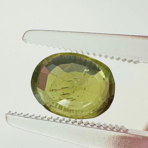 Saphir vert de Ceylan - Pierre ovale 2,47 ct naturelle non chauffée 58 Facettes