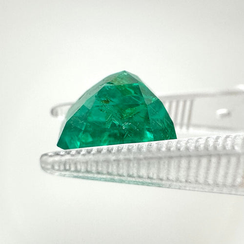Émeraude de Colombie - Pierre 2,24 ct, vert vif certifiée 58 Facettes