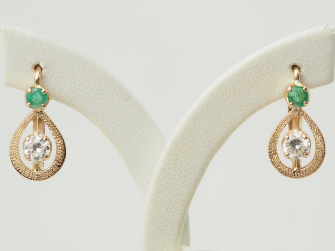 Boucles d'oreilles Boucles d'oreilles dormeuses en or jaune, émeraudes et diamants 58 Facettes 33325