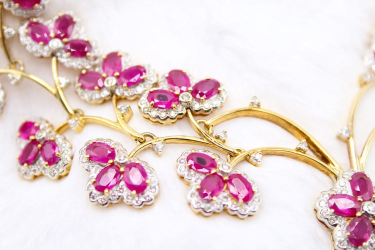 Parure florale en or jaune, rubis et diamants 58 Facettes 240164