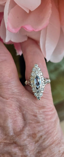 Bague 54.5 Bague navette en or blanc, aigue-marine et diamants 58 Facettes 1