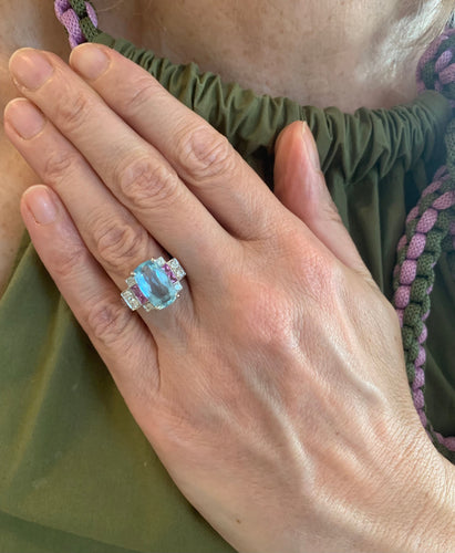 Bague 54 Bague en or gris 18 carats, aiguë-marine, saphirs roses et diamants 58 Facettes B396