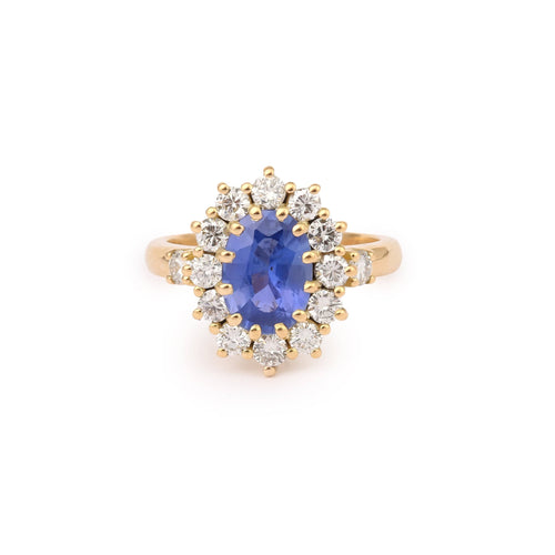 https://cdn.shopify.com/s/files/1/0647/1470/3075/files/BaguedeFiancailles-BaguePompadourSaphirCeylanNonChauffe2.20CaratsDiamantsOrJaune-JoaillerieParis-LesPierres_1.jpg?v=1780758347