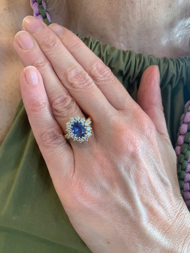 https://cdn.shopify.com/s/files/1/0647/1470/3075/files/BaguedeFiancailles-BaguePompadourSaphirCeylanNonChauffe2.20CaratsDiamantsOrJaune-JoaillerieParis-LesPierr_4.jpg?v=1780758346
