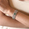 Bracelet Art déco - Bracelet ruban en platine, diamants et émeraudes 58 Facettes SKU: 22819