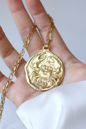 Pendentif Médaille astrologique Cancer - Pendentif en or jaune années 70 58 Facettes