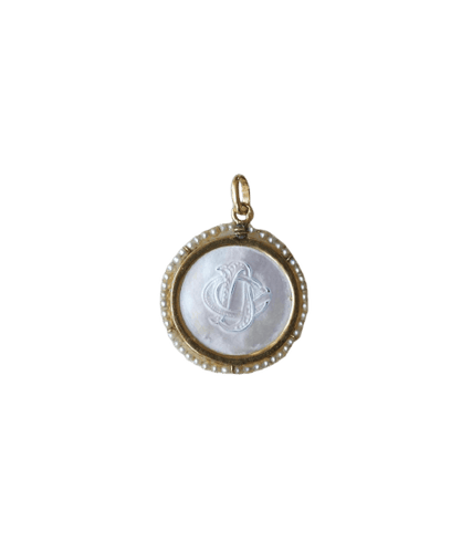Pendentif Médaille ancienne ange penseur en or jaune, nacre et perles 58 Facettes