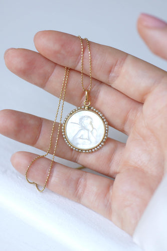 Pendentif Médaille ancienne ange penseur en or jaune, nacre et perles 58 Facettes