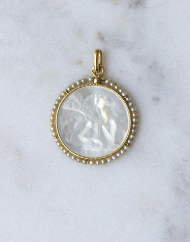 Pendentif Médaille ancienne ange penseur en or jaune, nacre et perles 58 Facettes