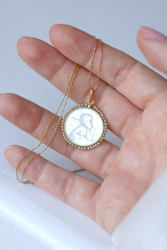 Pendentif Médaille ancienne ange penseur en or jaune, nacre et perles 58 Facettes
