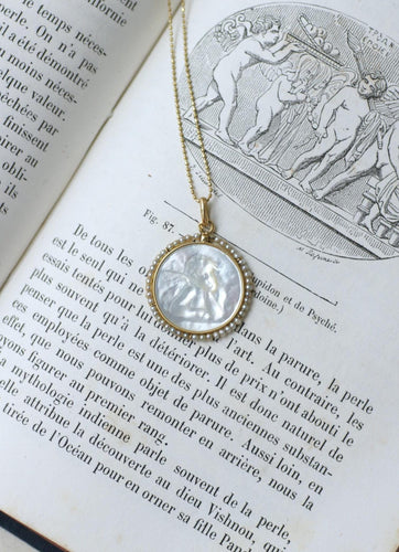 Pendentif Médaille ancienne ange penseur en or jaune, nacre et perles 58 Facettes