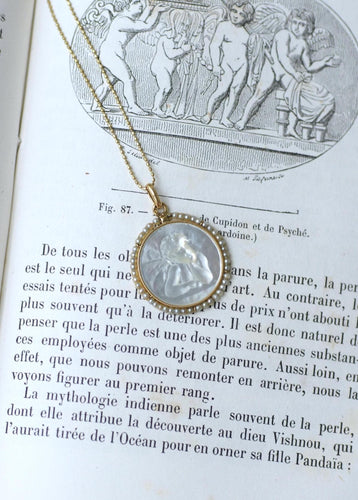 Pendentif Médaille ancienne ange penseur en or jaune, nacre et perles 58 Facettes