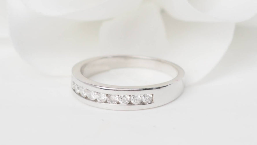 Bague 54.5 Demi-alliance - Bague en or blanc et diamants 58 Facettes 20333