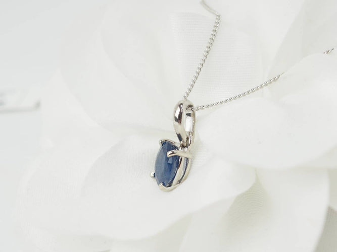 Collier Collier solitaire en or blanc et saphir ovale 58 Facettes 19367