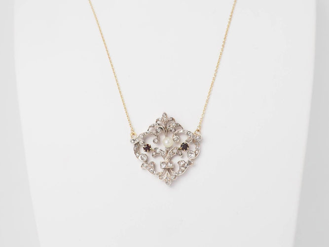 Collier Collier volutes en or jaune, argent, grenats, diamants et perle 58 Facettes 33049