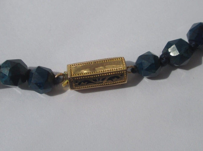Collier Collier en chute en pierres bleues naturelles et fermoir or rose émaillé 58 Facettes Collier