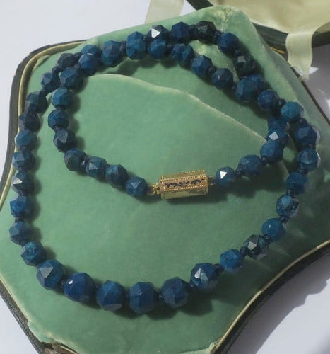 Collier Collier en chute en pierres bleues naturelles et fermoir or rose émaillé 58 Facettes Collier