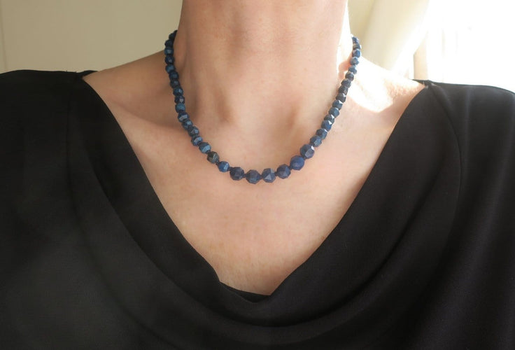 Collier Collier en chute en pierres bleues naturelles et fermoir or rose émaillé 58 Facettes Collier