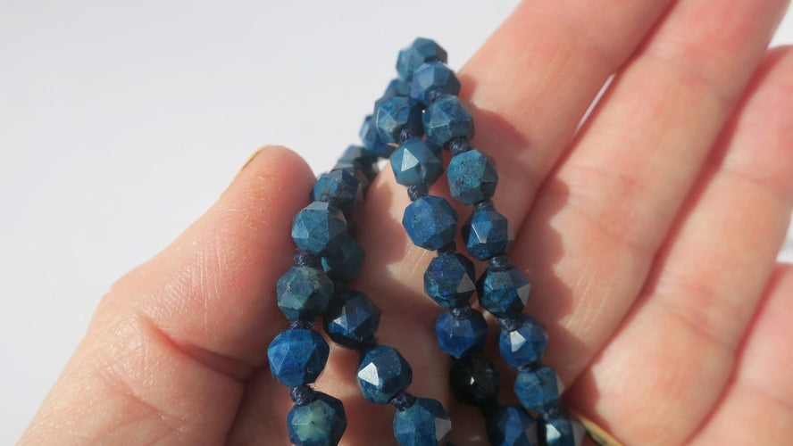 Collier Collier en chute en pierres bleues naturelles et fermoir or rose émaillé 58 Facettes Collier