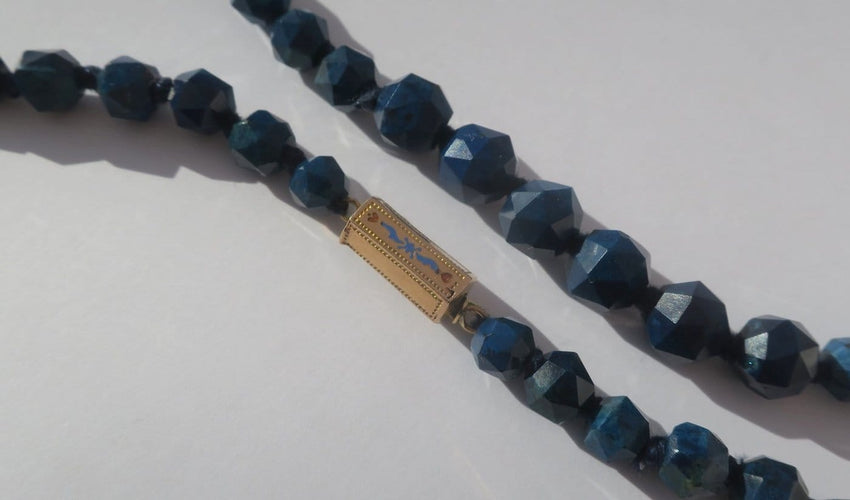 Collier Collier en chute en pierres bleues naturelles et fermoir or rose émaillé 58 Facettes Collier