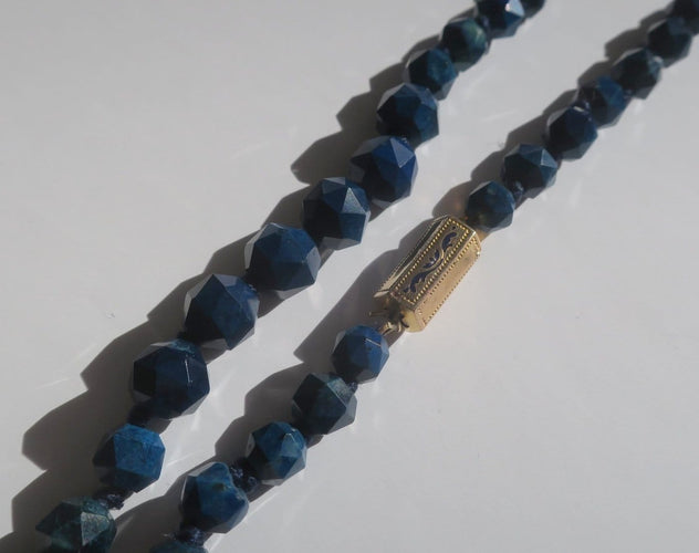Collier Collier en chute en pierres bleues naturelles et fermoir or rose émaillé 58 Facettes Collier