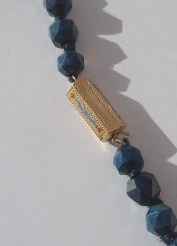 Collier Collier en chute en pierres bleues naturelles et fermoir or rose émaillé 58 Facettes Collier