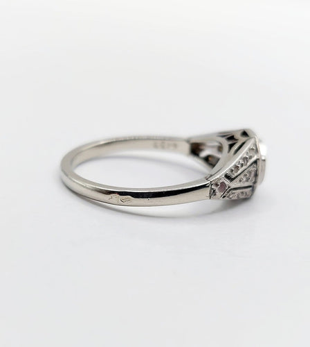 Bague 52.5 Bague chevalière Art déco en or blanc, platine et diamants 58 Facettes A07388
