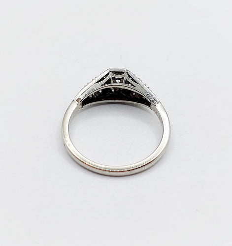 Bague 52.5 Bague chevalière Art déco en or blanc, platine et diamants 58 Facettes A07388
