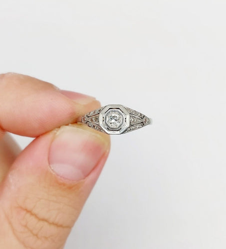 Bague 52.5 Bague chevalière Art déco en or blanc, platine et diamants 58 Facettes A07388