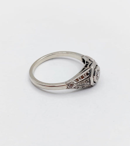 Bague 52.5 Bague chevalière Art déco en or blanc, platine et diamants 58 Facettes A07388