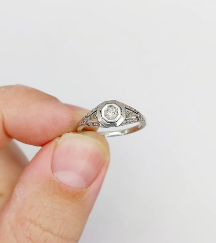 Bague 52.5 Bague chevalière Art déco en or blanc, platine et diamants 58 Facettes A07388