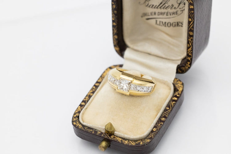Bague 50.5 Bague chevalière en or jaune 18 carats et diamants princesse 58 Facettes 12387
