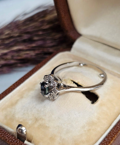 Bague 53 Bague marguerite en or blanc, saphir et diamants 58 Facettes 742
