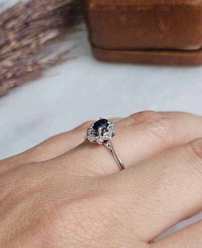 Bague 53 Bague marguerite en or blanc, saphir et diamants 58 Facettes 742
