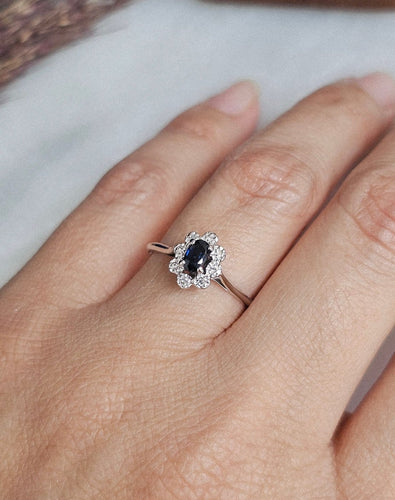 Bague 53 Bague marguerite en or blanc, saphir et diamants 58 Facettes 742