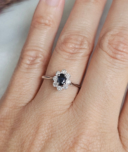 Bague 53 Bague marguerite en or blanc, saphir et diamants 58 Facettes 742