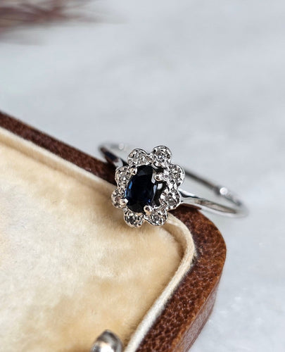 Bague 53 Bague marguerite en or blanc, saphir et diamants 58 Facettes 742