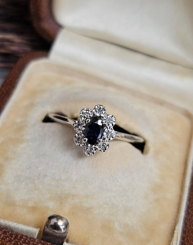 Bague 53 Bague marguerite en or blanc, saphir et diamants 58 Facettes 742