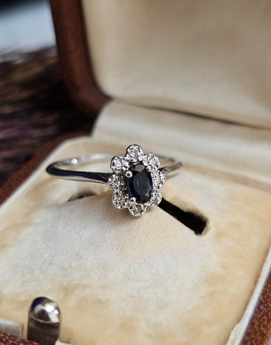 Bague 53 Bague marguerite en or blanc, saphir et diamants 58 Facettes 742