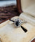 Bague 53 Bague marguerite en or blanc, saphir et diamants 58 Facettes 742