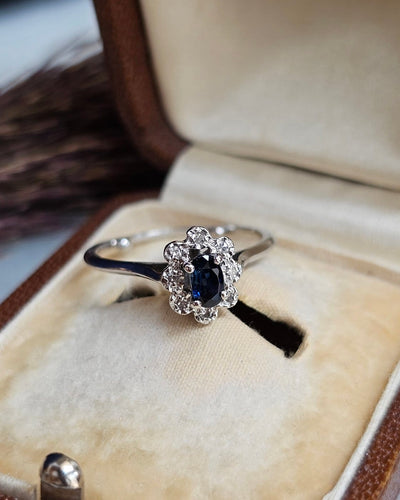 Bague 53 Bague marguerite en or blanc, saphir et diamants 58 Facettes 742