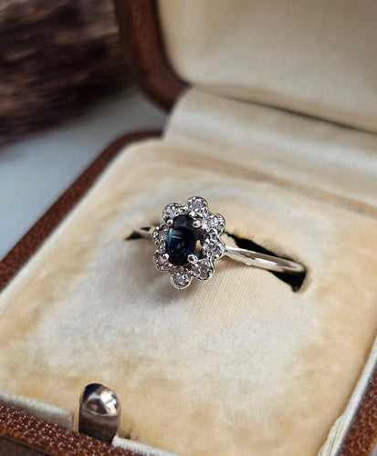 Bague 53 Bague marguerite en or blanc, saphir et diamants 58 Facettes 742