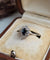 Bague 53 Bague marguerite en or blanc, saphir et diamants 58 Facettes 742