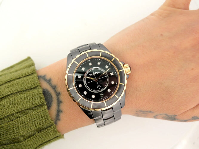 Montre Chanel J12 - Montre 38 mm en céramique noire, or jaune et diamants 58 Facettes 275095