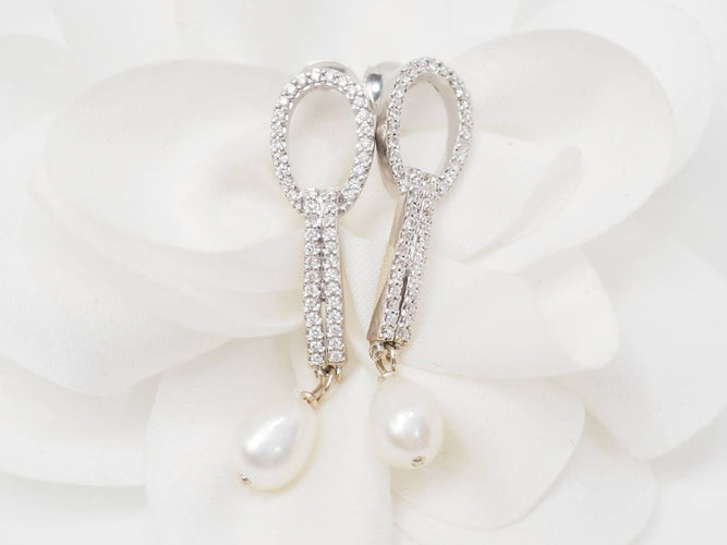 Boucles d'oreilles Boucles d'oreilles pendantes en or blanc, diamants et perles de culture 58 Facettes 33102
