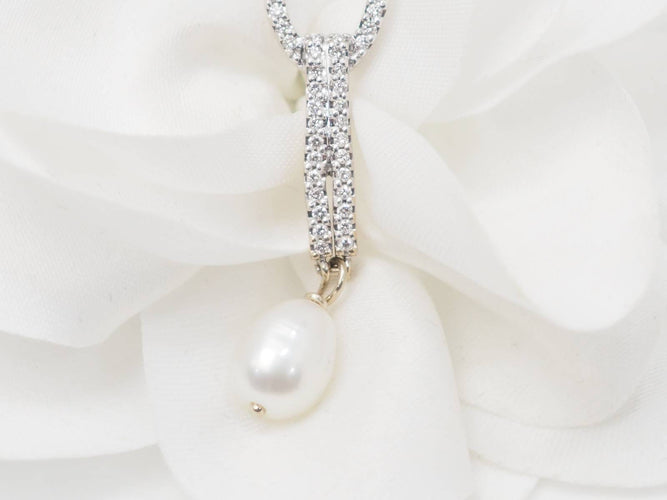 Boucles d'oreilles Boucles d'oreilles pendantes en or blanc, diamants et perles de culture 58 Facettes 33102