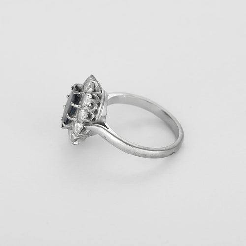 Bague 49 Bague marguerite en or gris, saphir et diamants 58 Facettes B260338