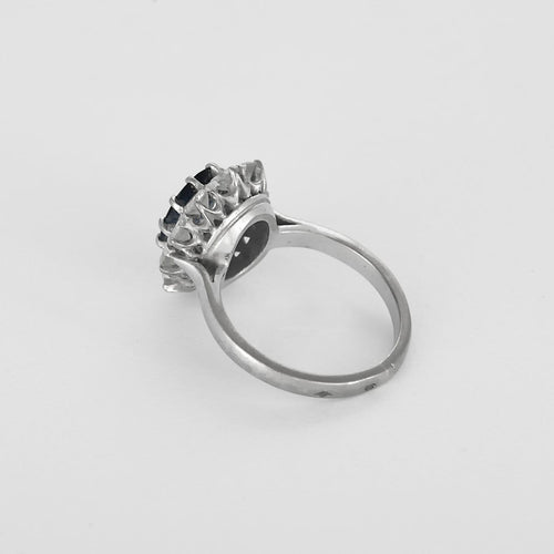 Bague 49 Bague marguerite en or gris, saphir et diamants 58 Facettes B260338